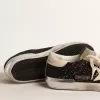 Super-Star en negro brillante con estrella color crema e inserciones de ante Super-Star en negro brillante con estrella color crema e inserciones de ante