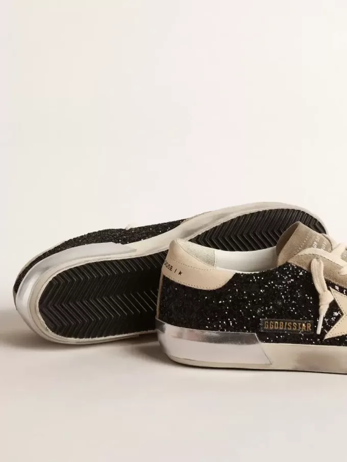 Super-Star en negro brillante con estrella color crema e inserciones de ante Super-Star en negro brillante con estrella color crema e inserciones de ante