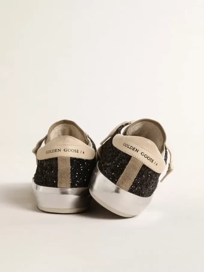 Super-Star en negro brillante con estrella color crema e inserciones de ante Super-Star en negro brillante con estrella color crema e inserciones de ante