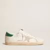Super-Star en piel blanca con estrella de ante gris hielo y lengüeta del talón en piel verde Super-Star en piel blanca con estrella de ante gris hielo y lengüeta del talón en piel verde