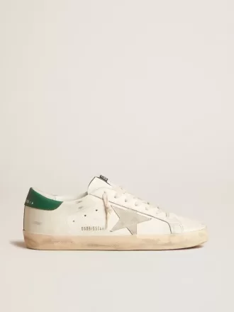 Super-Star en piel blanca con estrella de ante gris hielo y lengüeta del talón en piel verde