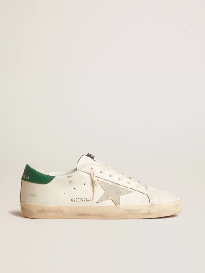 Super-Star en piel blanca con estrella de ante gris hielo y lengüeta del talón en piel verde Super-Star en piel blanca con estrella de ante gris hielo y lengüeta del talón en piel verde