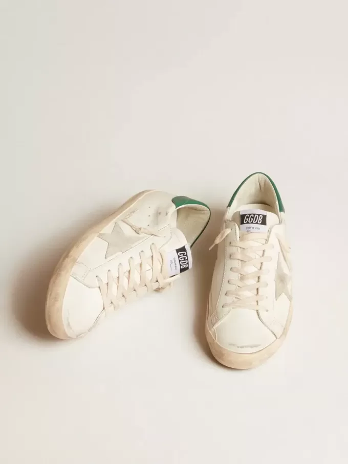Super-Star en piel blanca con estrella de ante gris hielo y lengüeta del talón en piel verde Super-Star en piel blanca con estrella de ante gris hielo y lengüeta del talón en piel verde