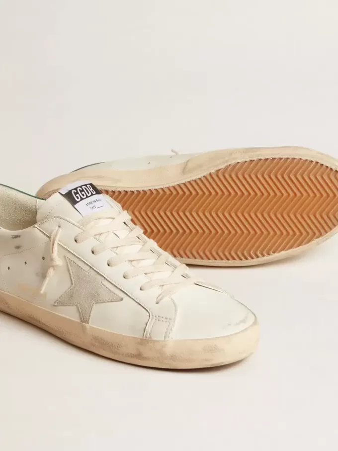 Super-Star en piel blanca con estrella de ante gris hielo y lengüeta del talón en piel verde Super-Star en piel blanca con estrella de ante gris hielo y lengüeta del talón en piel verde