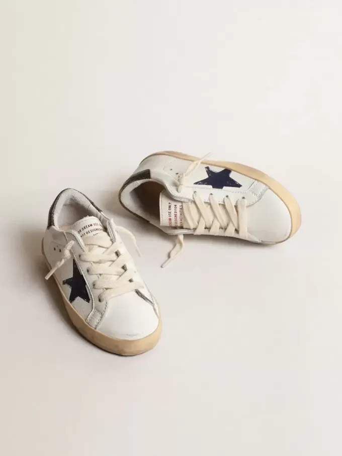 Super-Star Junior en napa con estrella estampada y lengüeta negra en el talón