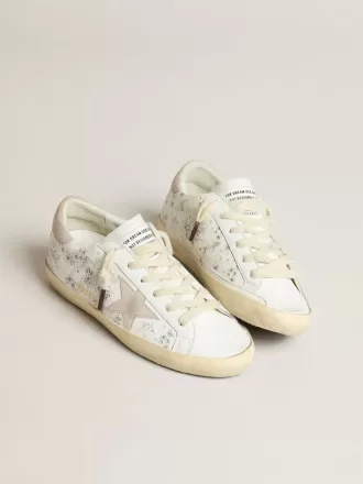 Super-Star LTD CNY para hombre en piel blanca con letras en la parte superior