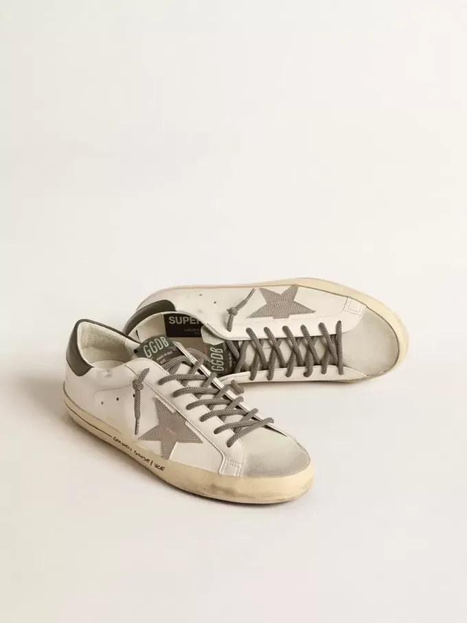 Super-Star LTD con estrella con estampado de cocodrilo y lengüeta verde en el talón. Super-Star LTD con estrella con estampado de cocodrilo y lengüeta verde en el talón.