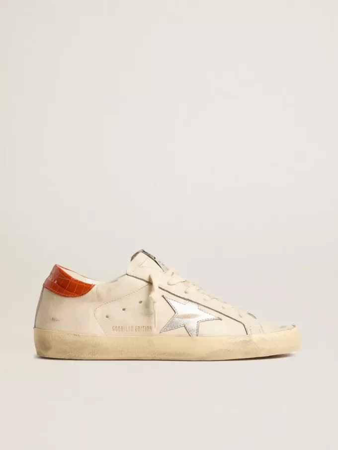 Super-Star LTD con estrella de cuero plateada y lengüeta del talón de cuero con estampado de cocodrilo. Super-Star LTD con estrella de cuero plateada y lengüeta del talón de cuero con estampado de cocodrilo.