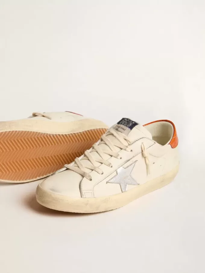 Super-Star LTD con estrella de cuero plateada y lengüeta del talón de cuero con estampado de cocodrilo. Super-Star LTD con estrella de cuero plateada y lengüeta del talón de cuero con estampado de cocodrilo.