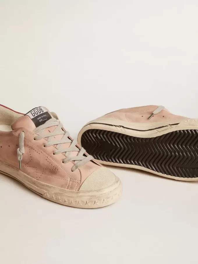 Super-Star LTD en nubuck rosa con estrella perforada y lengüeta de cuero en el talón Super-Star LTD en nubuck rosa con estrella perforada y lengüeta de cuero en el talón
