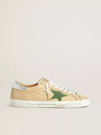 Super-Star LTD en piel beige con estrella de ante verde y lengüeta del talón en piel plateada metalizada