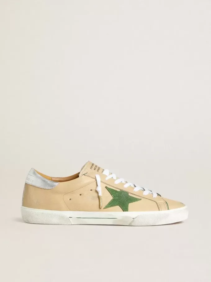 Super-Star LTD en piel beige con estrella de ante verde y lengüeta del talón en piel plateada metalizada Super-Star LTD en piel beige con estrella de ante verde y lengüeta del talón en piel plateada metalizada