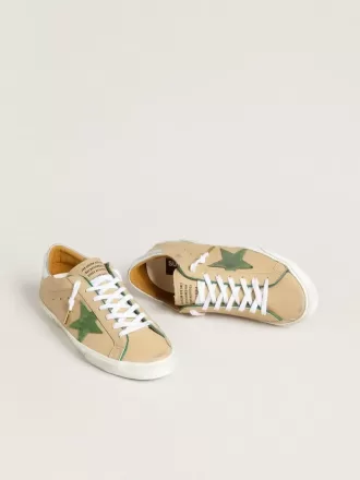 Super-Star LTD en piel beige con estrella de ante verde y lengüeta del talón en piel plateada metalizada