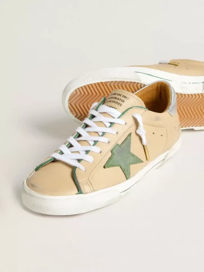 Super-Star LTD en piel beige con estrella de ante verde y lengüeta del talón en piel plateada metalizada Super-Star LTD en piel beige con estrella de ante verde y lengüeta del talón en piel plateada metalizada