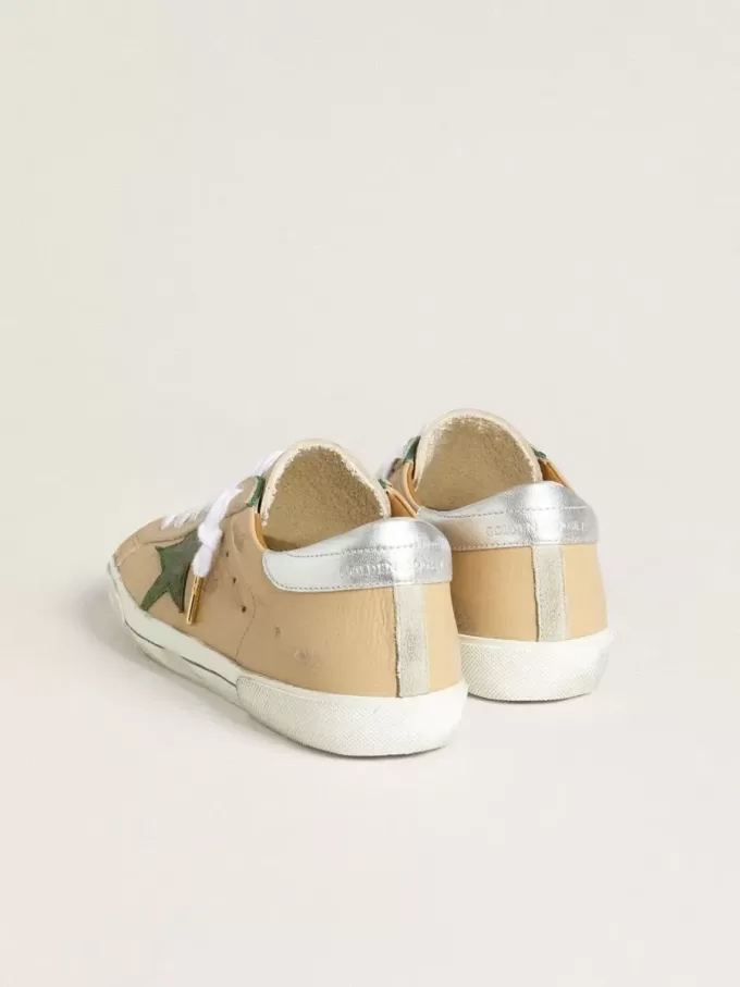 Super-Star LTD en piel beige con estrella de ante verde y lengüeta del talón en piel plateada metalizada Super-Star LTD en piel beige con estrella de ante verde y lengüeta del talón en piel plateada metalizada