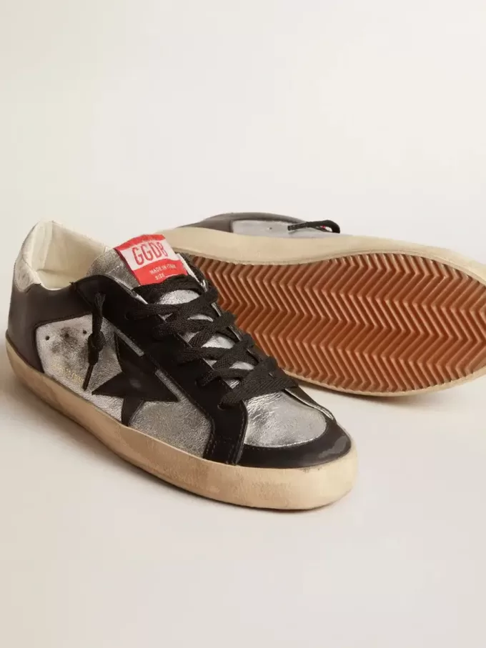 Super-Star LTD en piel metalizada con estrella e inserciones de piel negra Super-Star LTD en piel metalizada con estrella e inserciones de piel negra