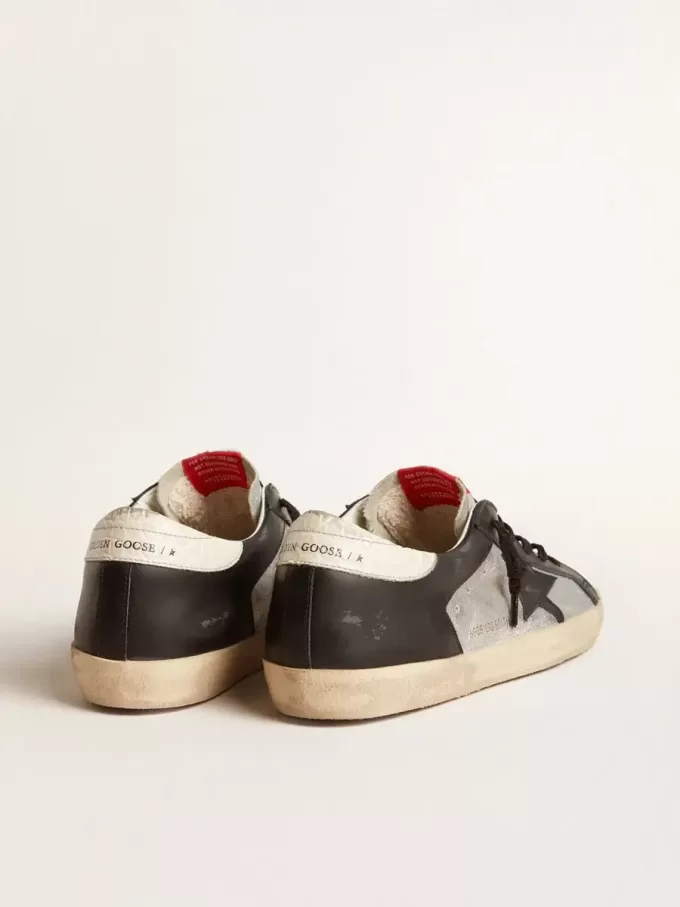 Super-Star LTD en piel metalizada con estrella e inserciones de piel negra Super-Star LTD en piel metalizada con estrella e inserciones de piel negra