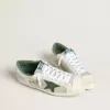 Super-Star LTD para hombre en ante blanco y malla con estrella de piel verde y lengüeta plateada en el talón Super-Star LTD para hombre en ante blanco y malla con estrella de piel verde y lengüeta plateada en el talón