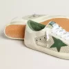 Super-Star LTD para hombre en ante blanco y malla con estrella de piel verde y lengüeta plateada en el talón Super-Star LTD para hombre en ante blanco y malla con estrella de piel verde y lengüeta plateada en el talón