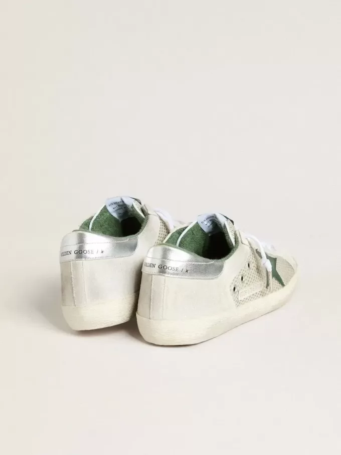 Super-Star LTD para hombre en ante blanco y malla con estrella de piel verde y lengüeta plateada en el talón Super-Star LTD para hombre en ante blanco y malla con estrella de piel verde y lengüeta plateada en el talón