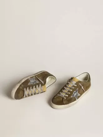 Super-Star LTD para hombre en ante con estrella de piel metalizada y lengüeta de piel en el talón Super-Star LTD para hombre en ante con estrella de piel metalizada y lengüeta de piel en el talón