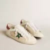 Super-Star LTD para hombre en ante con estrella metálica verde y lengüeta roja en el talón Super-Star LTD para hombre en ante con estrella metálica verde y lengüeta roja en el talón