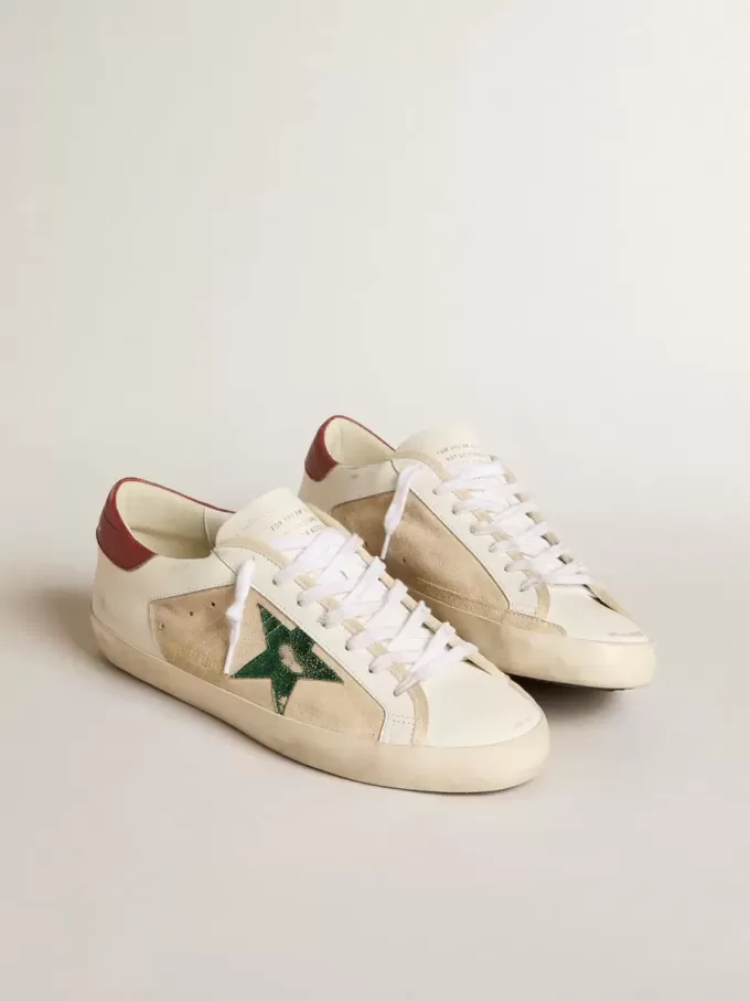 Super-Star LTD para hombre en ante con estrella metálica verde y lengüeta roja en el talón Super-Star LTD para hombre en ante con estrella metálica verde y lengüeta roja en el talón