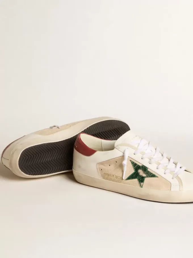 Super-Star LTD para hombre en ante con estrella metálica verde y lengüeta roja en el talón Super-Star LTD para hombre en ante con estrella metálica verde y lengüeta roja en el talón