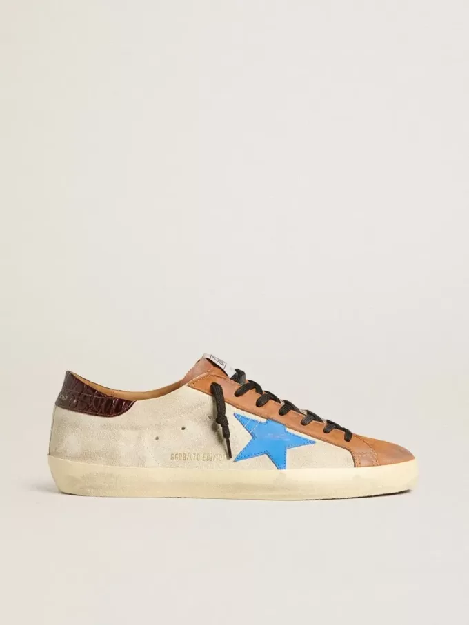 Super-Star LTD para hombre en color beige con estrella azul claro y lengüeta con estampado de cocodrilo en el talón