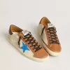 Super-Star LTD para hombre en color beige con estrella azul claro y lengüeta con estampado de cocodrilo en el talón