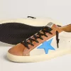 Super-Star LTD para hombre en color beige con estrella azul claro y lengüeta con estampado de cocodrilo en el talón