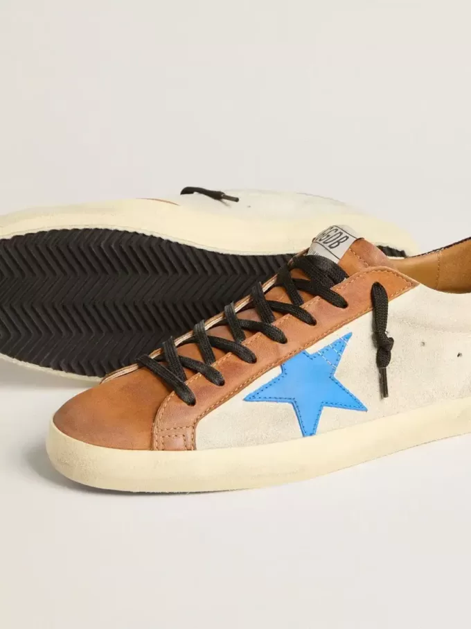 Super-Star LTD para hombre en color beige con estrella azul claro y lengüeta con estampado de cocodrilo en el talón
