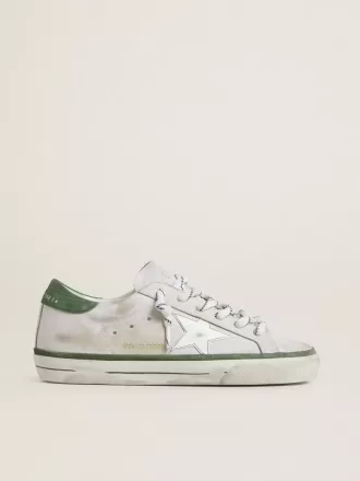 Super-Star LTD para mujer con estrella de cuero blanco y lengüeta del talón de ante verde. Super-Star LTD para mujer con estrella de cuero blanco y lengüeta del talón de ante verde.