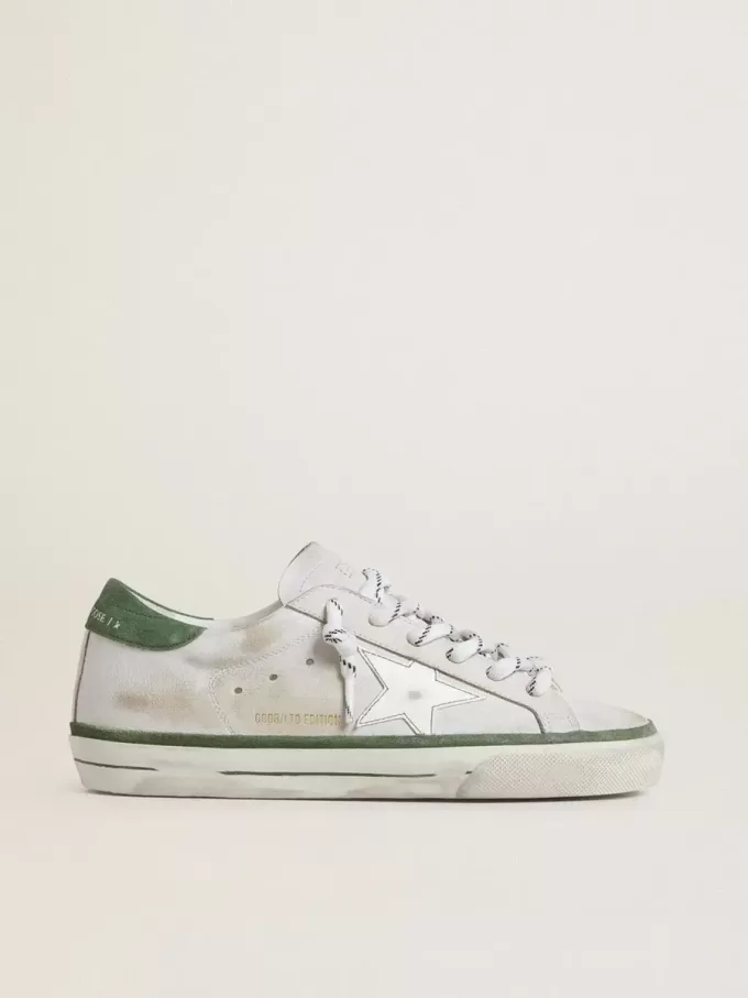 Super-Star LTD para mujer con estrella de cuero blanco y lengüeta del talón de ante verde. Super-Star LTD para mujer con estrella de cuero blanco y lengüeta del talón de ante verde.