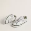 Super-Star LTD para mujer con estrella de cuero blanco y lengüeta del talón de ante verde. Super-Star LTD para mujer con estrella de cuero blanco y lengüeta del talón de ante verde.