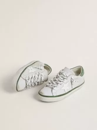 Super-Star LTD para mujer con estrella de cuero blanco y lengüeta del talón de ante verde. Super-Star LTD para mujer con estrella de cuero blanco y lengüeta del talón de ante verde.