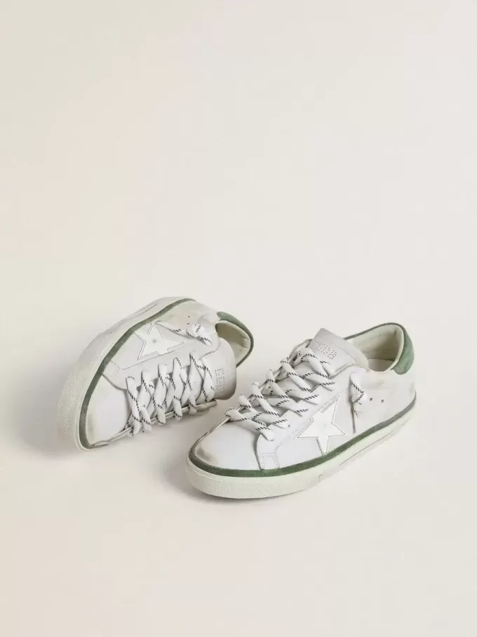Super-Star LTD para mujer con estrella de cuero blanco y lengüeta del talón de ante verde. Super-Star LTD para mujer con estrella de cuero blanco y lengüeta del talón de ante verde.