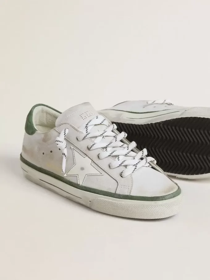 Super-Star LTD para mujer con estrella de cuero blanco y lengüeta del talón de ante verde. Super-Star LTD para mujer con estrella de cuero blanco y lengüeta del talón de ante verde.