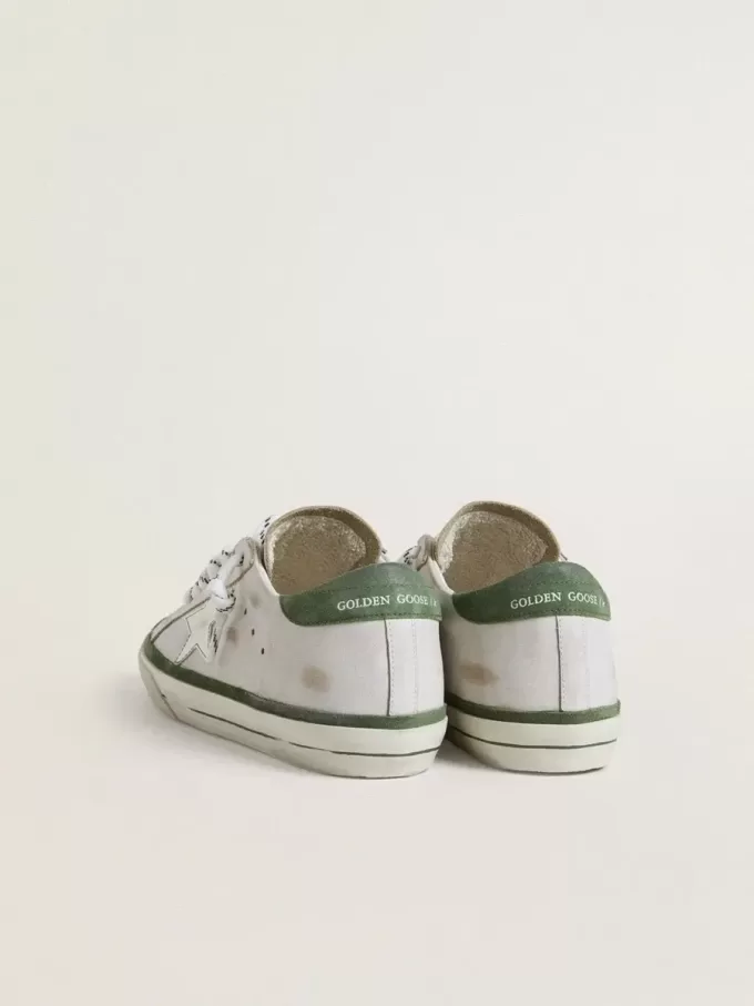 Super-Star LTD para mujer con estrella de cuero blanco y lengüeta del talón de ante verde. Super-Star LTD para mujer con estrella de cuero blanco y lengüeta del talón de ante verde.