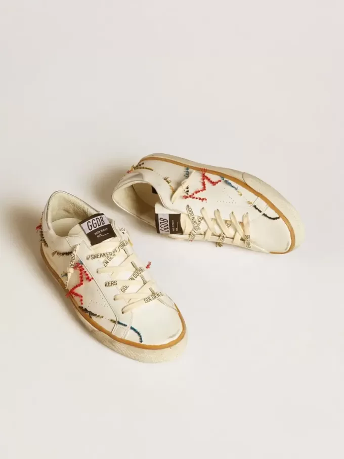 Super-Star LTD para mujer con estrella perforada y lengüeta metálica en el talón. Super-Star LTD para mujer con estrella perforada y lengüeta metálica en el talón.