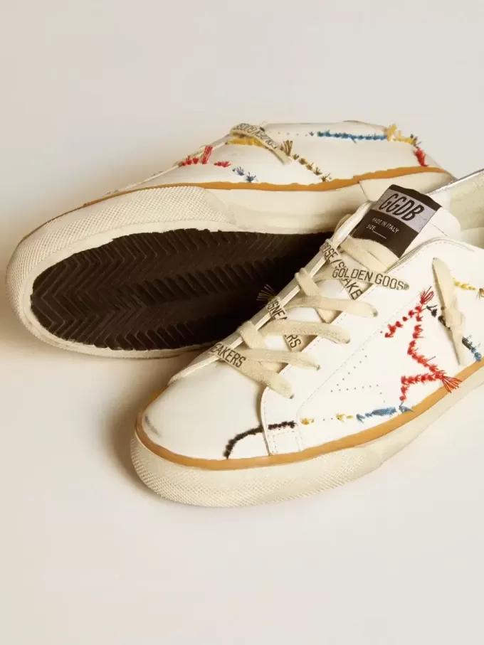 Super-Star LTD para mujer con estrella perforada y lengüeta metálica en el talón. Super-Star LTD para mujer con estrella perforada y lengüeta metálica en el talón.