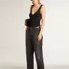 Super-Star LTD para mujer con estrella perforada y lengüeta metálica en el talón. Super-Star LTD para mujer con estrella perforada y lengüeta metálica en el talón.