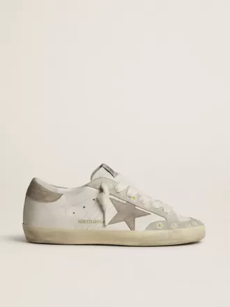 Super-Star LTD para mujer con estrella y lengüeta del talón de ante beige y bordado floral Super-Star LTD para mujer con estrella y lengüeta del talón de ante beige y bordado floral