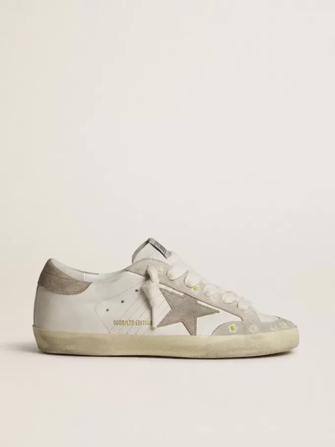 Super-Star LTD para mujer con estrella y lengüeta del talón de ante beige y bordado floral Super-Star LTD para mujer con estrella y lengüeta del talón de ante beige y bordado floral