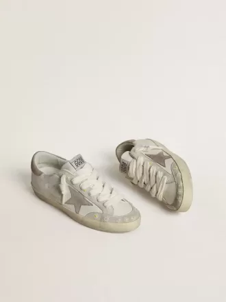 Super-Star LTD para mujer con estrella y lengüeta del talón de ante beige y bordado floral Super-Star LTD para mujer con estrella y lengüeta del talón de ante beige y bordado floral