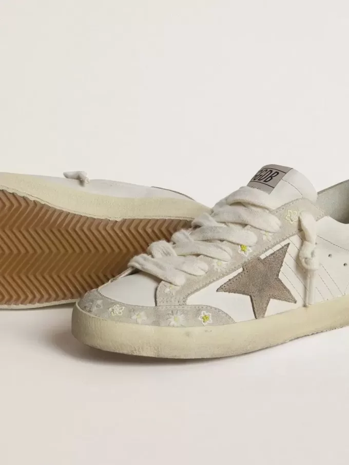Super-Star LTD para mujer con estrella y lengüeta del talón de ante beige y bordado floral Super-Star LTD para mujer con estrella y lengüeta del talón de ante beige y bordado floral