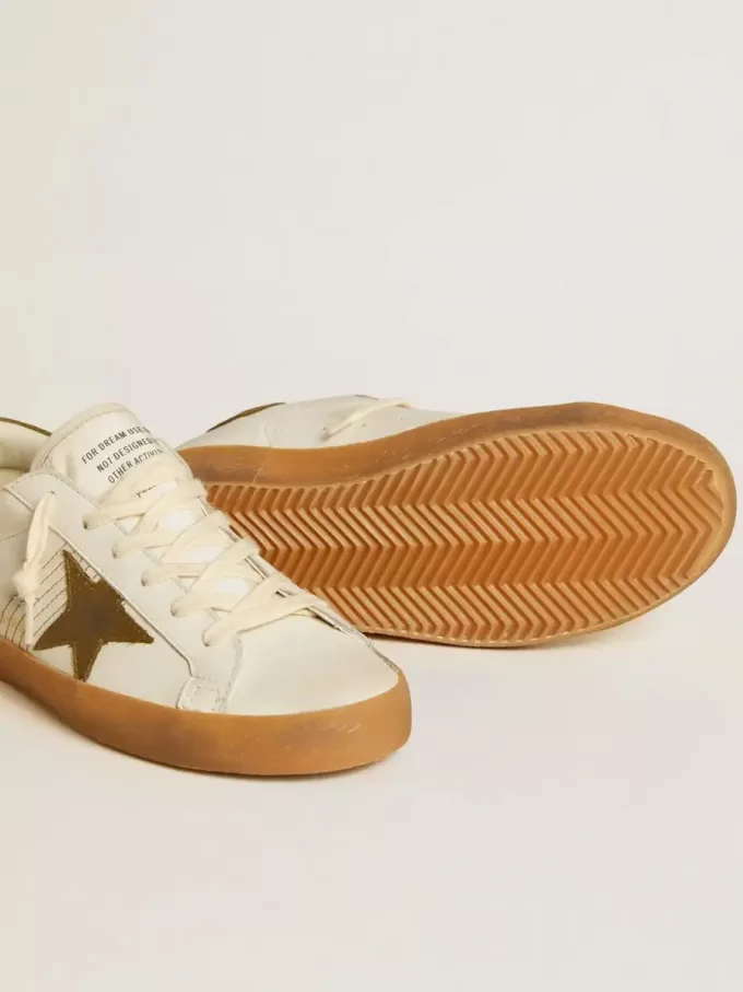Super-Star LTD para mujer con estrella y lengüeta en el talón de nubuck verde militar Super-Star LTD para mujer con estrella y lengüeta en el talón de nubuck verde militar