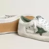 Super-Star LTD para mujer en ante blanco y malla con estrella de piel verde y lengüeta del talón de piel plateada metalizada Super-Star LTD para mujer en ante blanco y malla con estrella de piel verde y lengüeta del talón de piel plateada metalizada