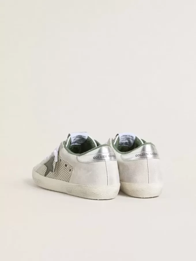 Super-Star LTD para mujer en ante blanco y malla con estrella de piel verde y lengüeta del talón de piel plateada metalizada Super-Star LTD para mujer en ante blanco y malla con estrella de piel verde y lengüeta del talón de piel plateada metalizada