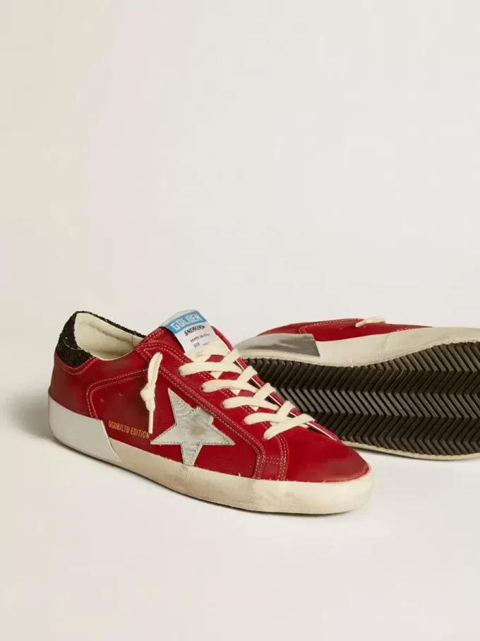 Super-Star LTD para mujer en nubuck rojo con estrella de cuero y lengüeta brillante en el talón Super-Star LTD para mujer en nubuck rojo con estrella de cuero y lengüeta brillante en el talón